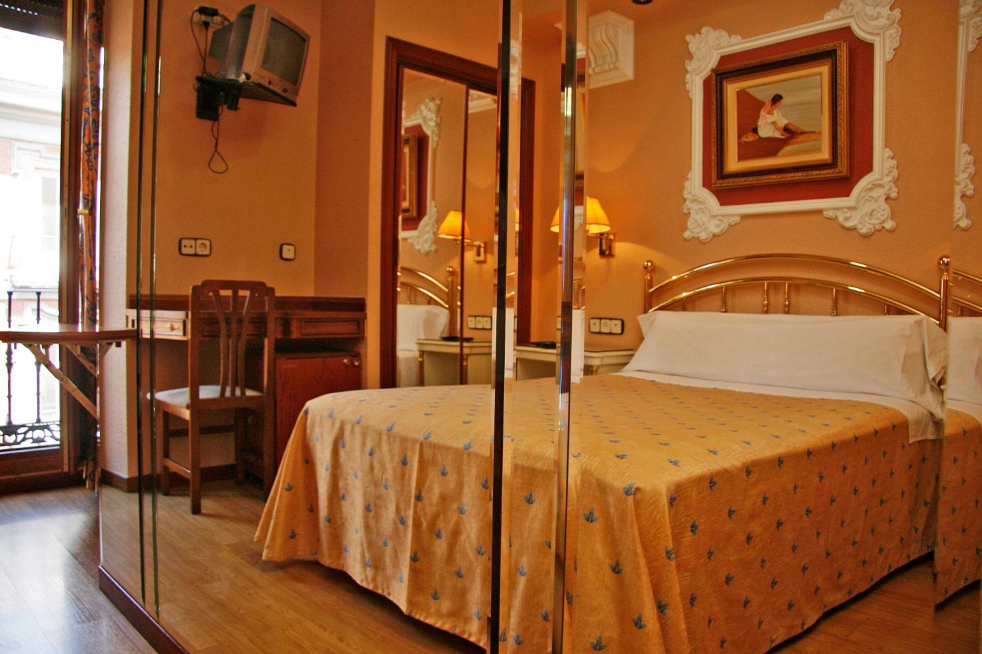 Hostal Victoria III มาดริด ภายนอก รูปภาพ