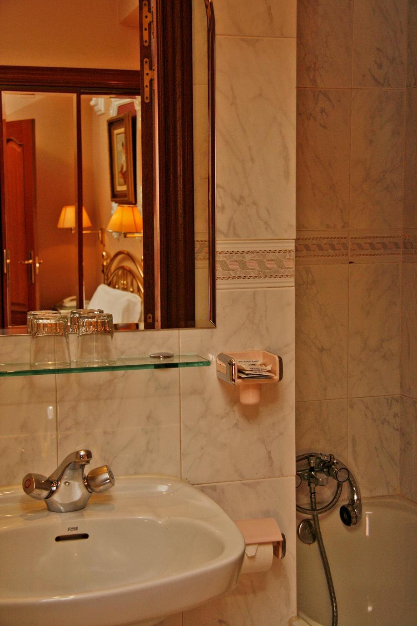 Hostal Victoria III มาดริด ภายนอก รูปภาพ