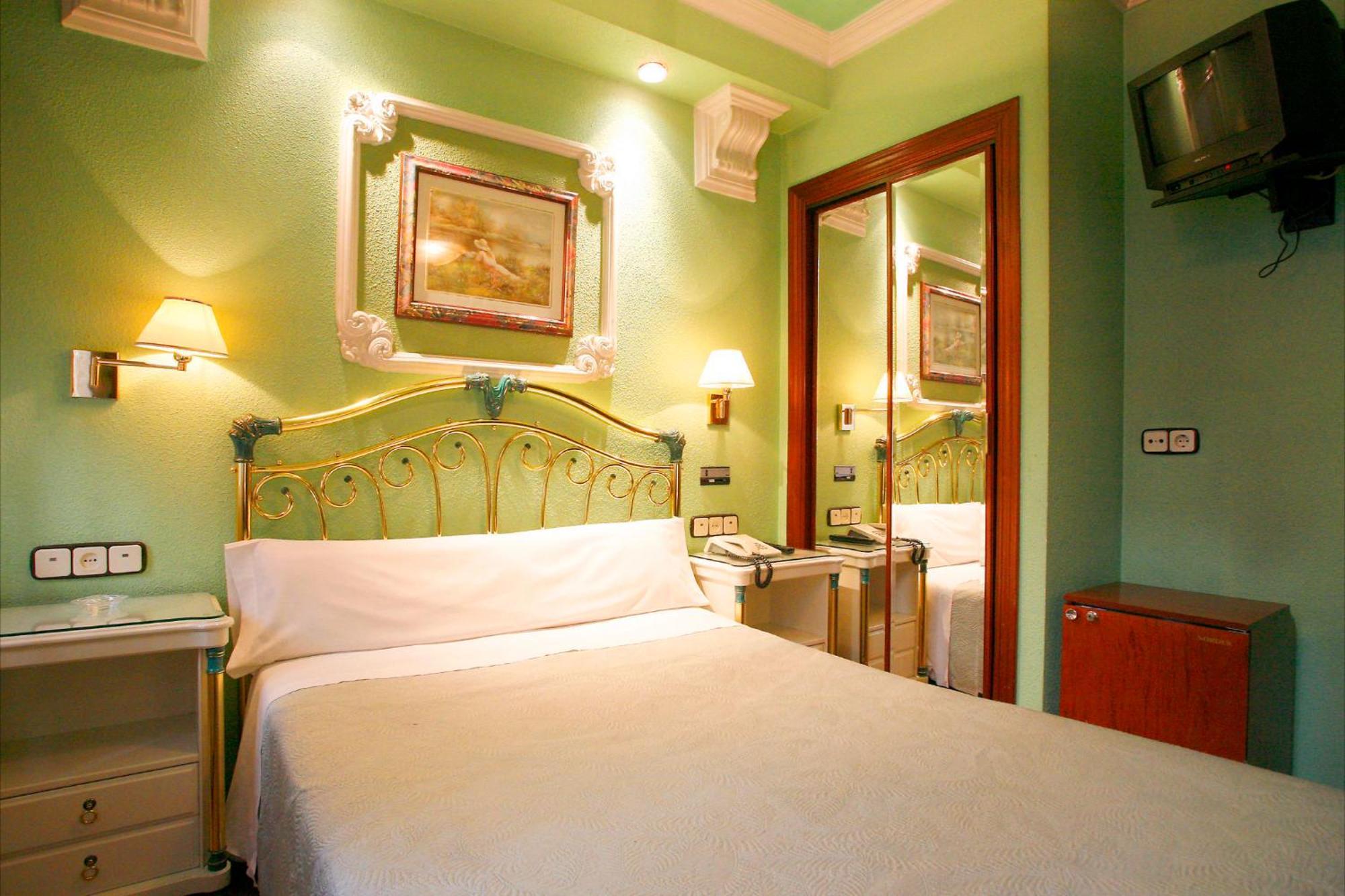 Hostal Victoria III มาดริด ภายนอก รูปภาพ