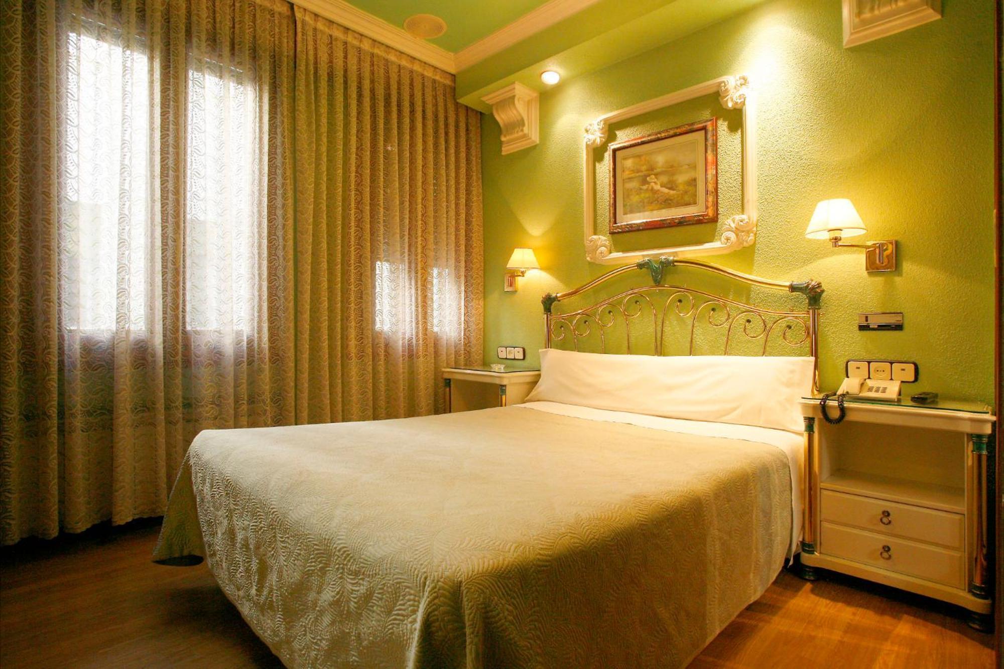 Hostal Victoria III มาดริด ภายนอก รูปภาพ