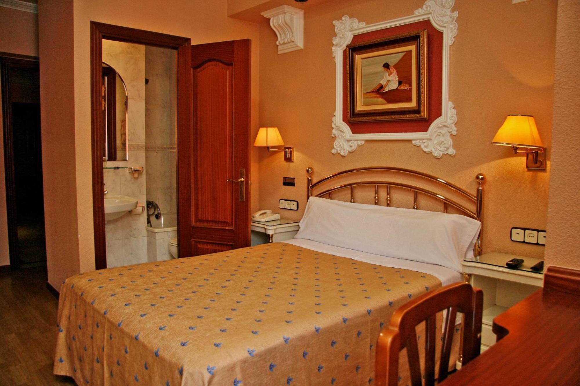 Hostal Victoria III มาดริด ภายนอก รูปภาพ