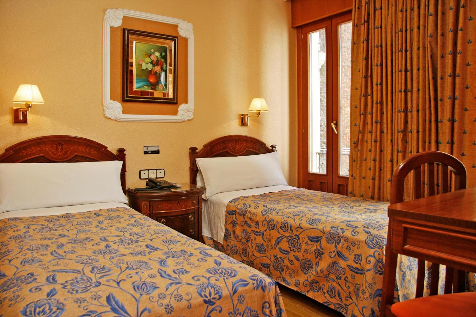 Hostal Victoria III มาดริด ภายนอก รูปภาพ