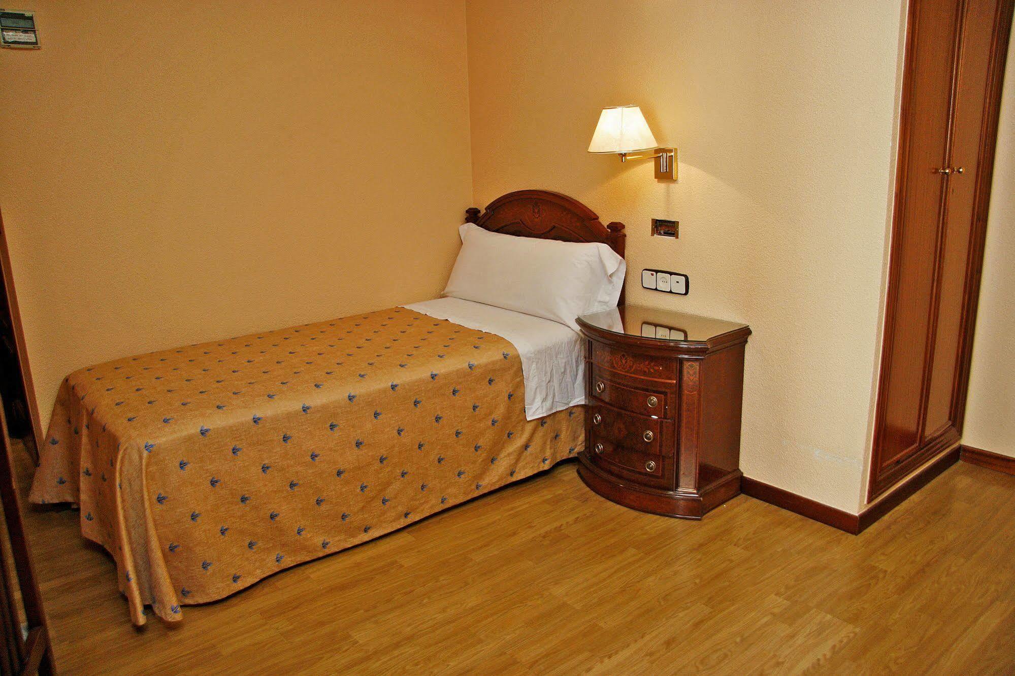 Hostal Victoria III มาดริด ภายนอก รูปภาพ