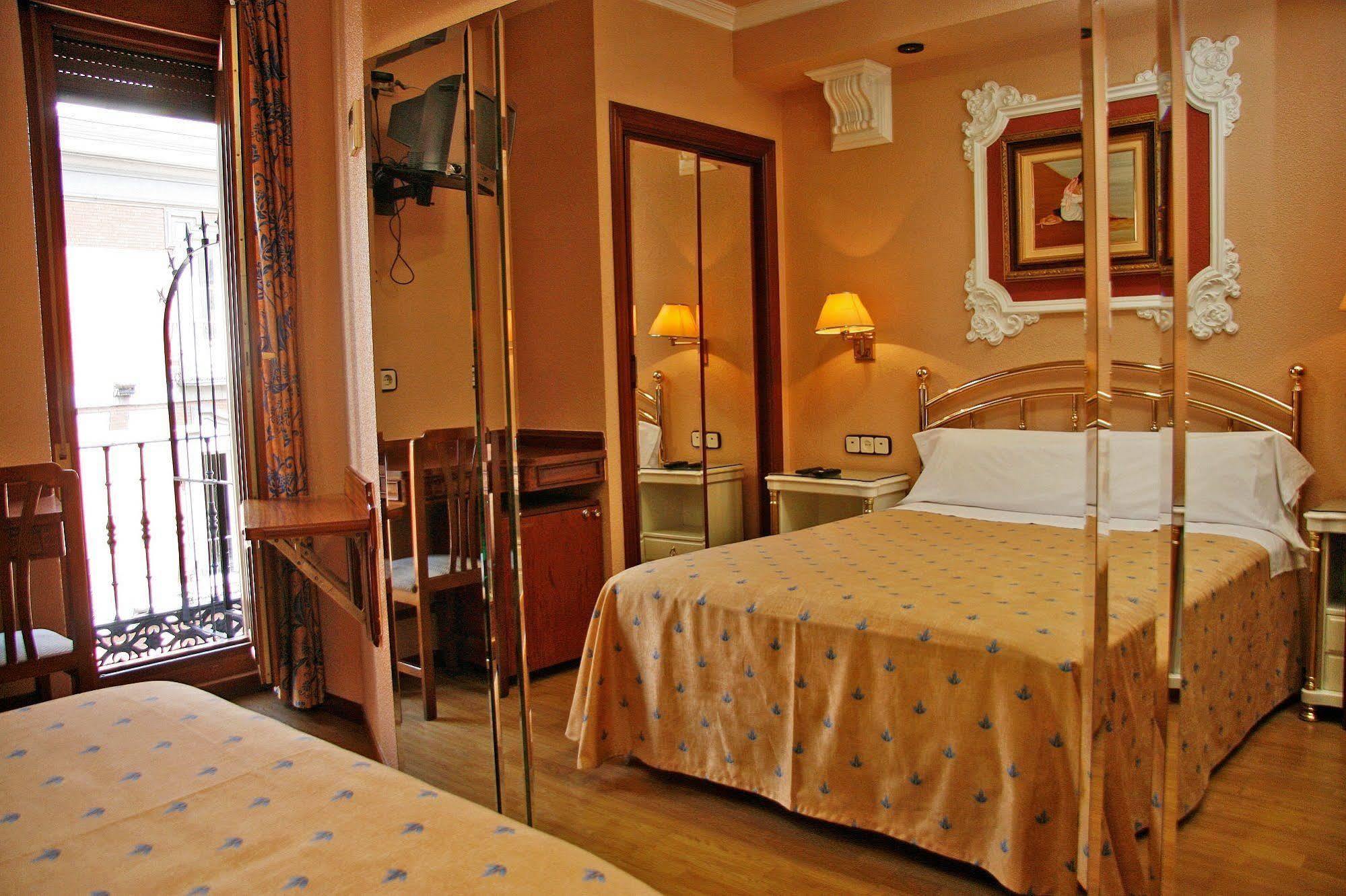 Hostal Victoria III มาดริด ภายนอก รูปภาพ