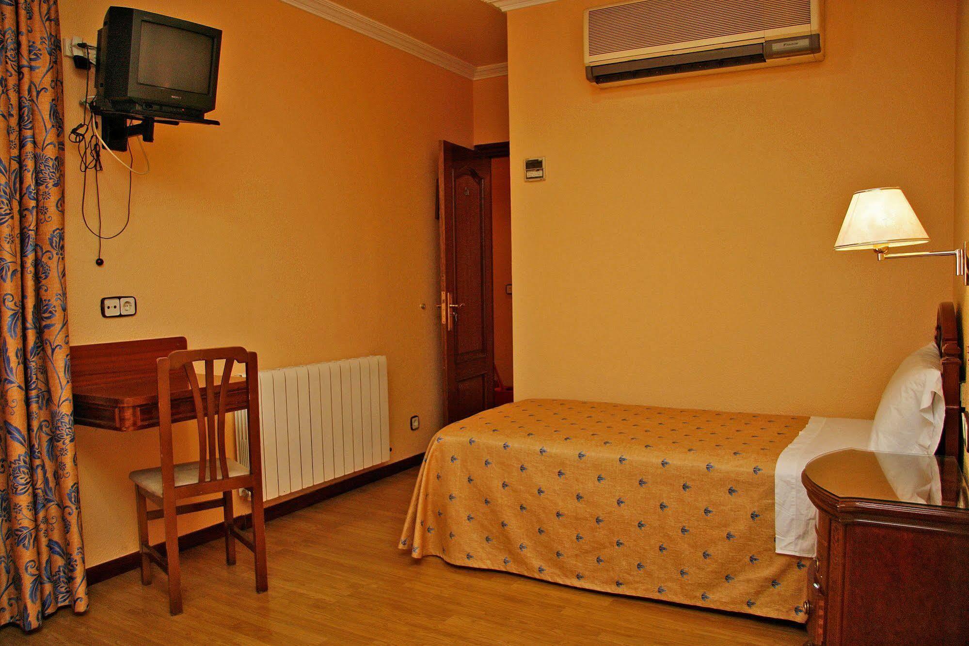Hostal Victoria III มาดริด ภายนอก รูปภาพ