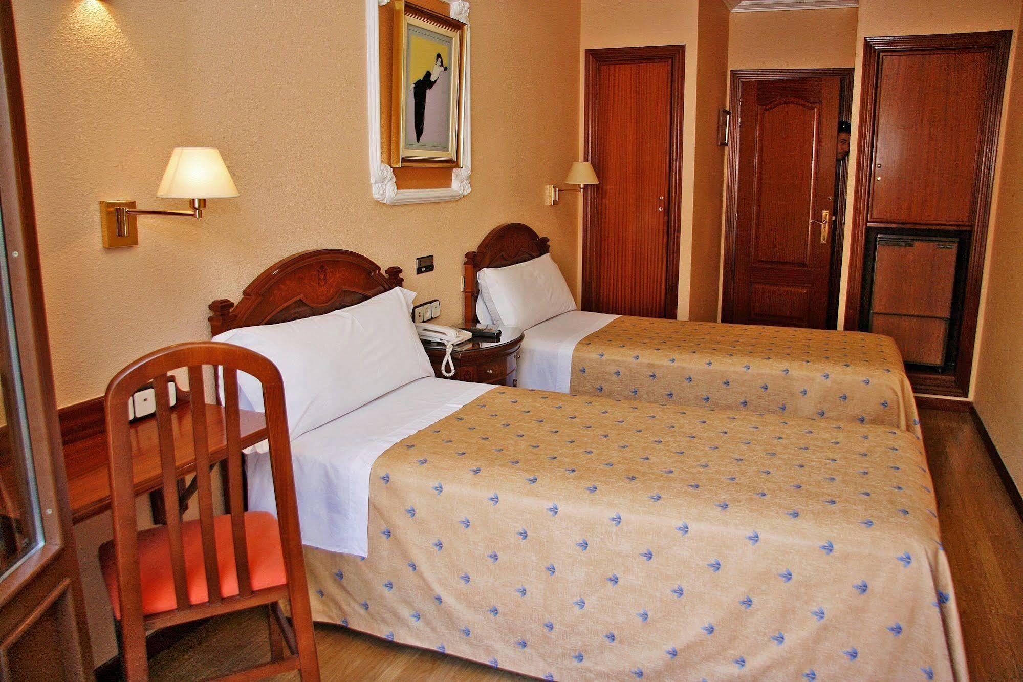 Hostal Victoria III มาดริด ภายนอก รูปภาพ