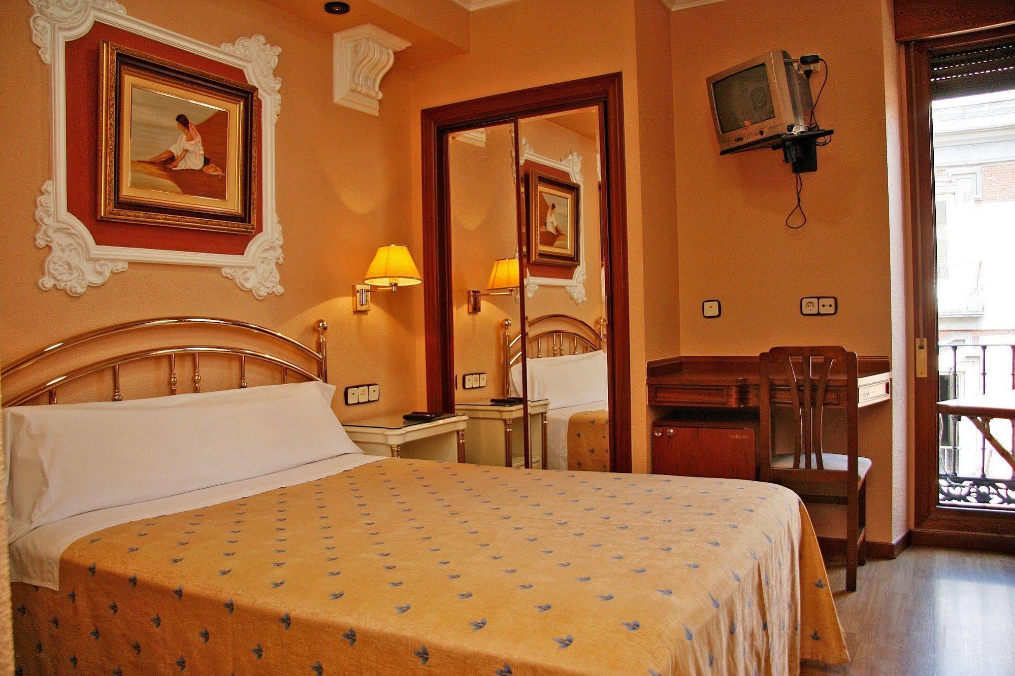 Hostal Victoria III มาดริด ภายนอก รูปภาพ