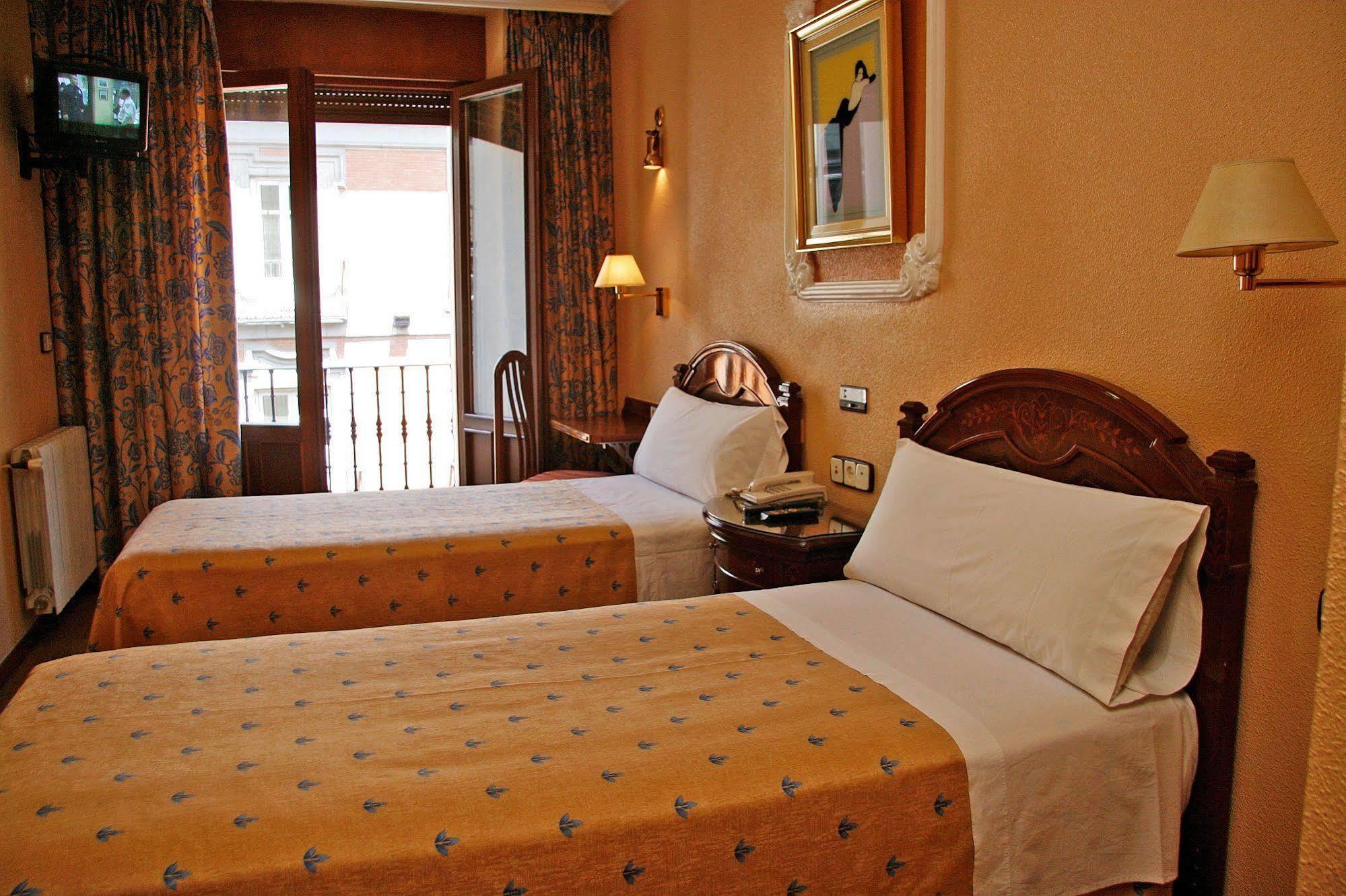 Hostal Victoria III มาดริด ภายนอก รูปภาพ