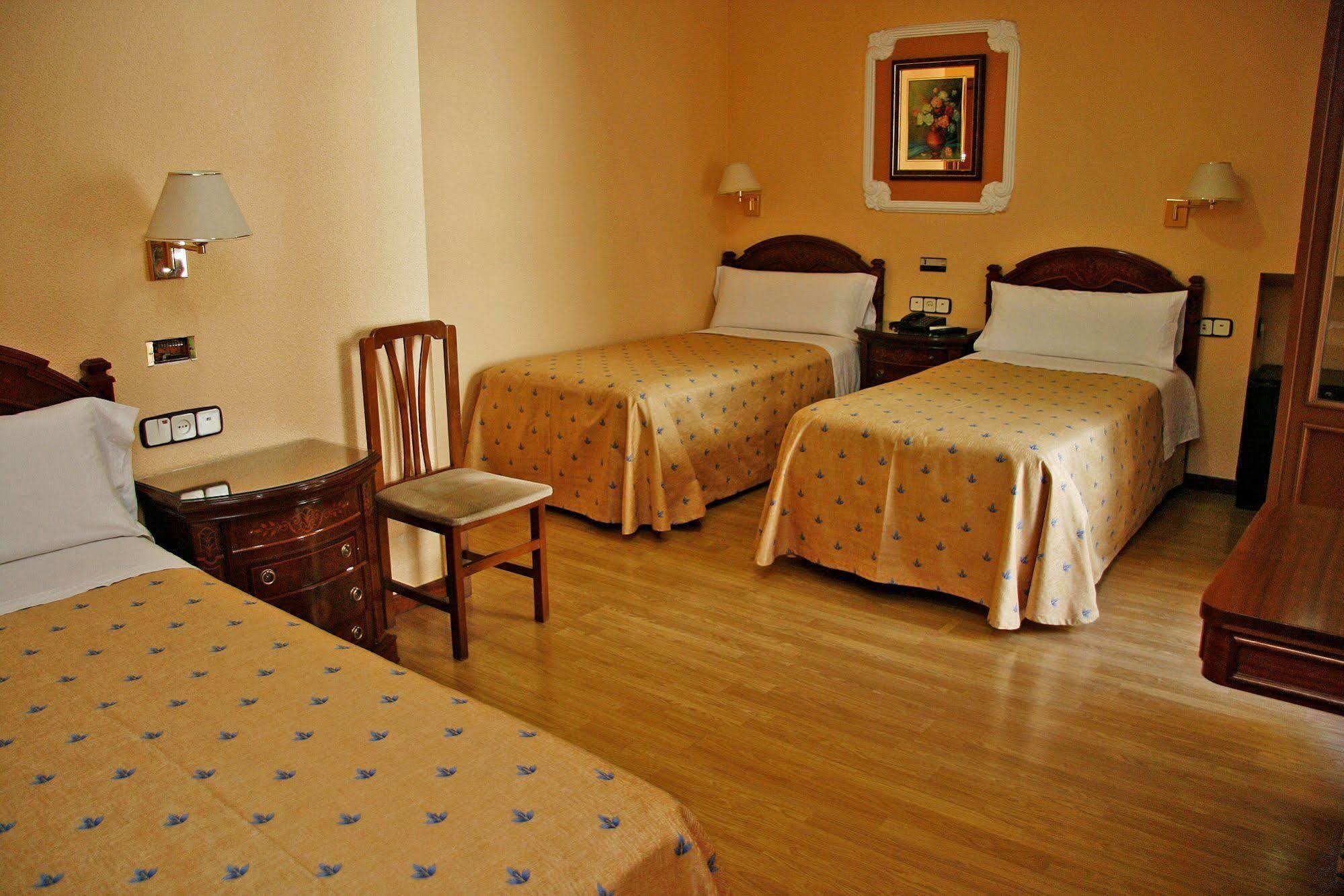 Hostal Victoria III มาดริด ภายนอก รูปภาพ
